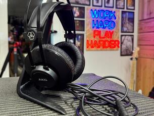 AKG K52